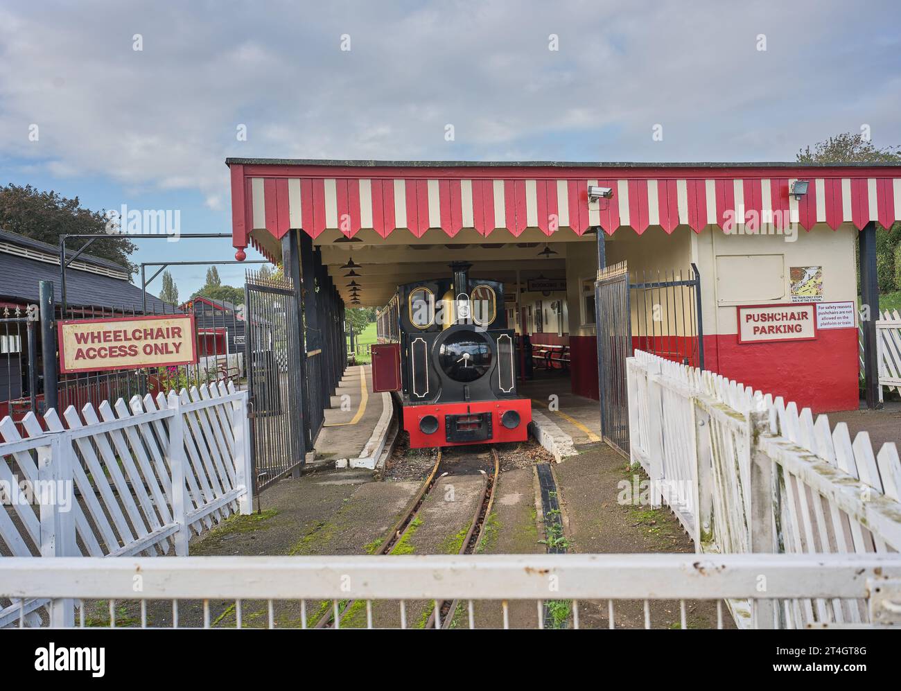 Treno a vapore nella stazione ferroviaria di Wickstead Park, parco giochi e avventura per bambini, Kettering, Inghilterra. Foto Stock