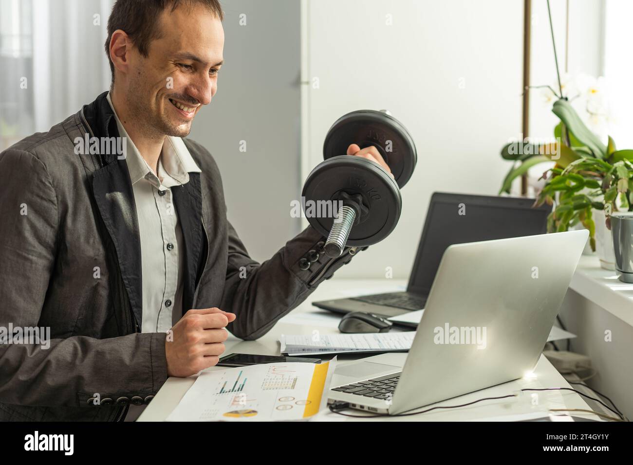 Imprenditore fare esercizio con il manubrio Foto Stock