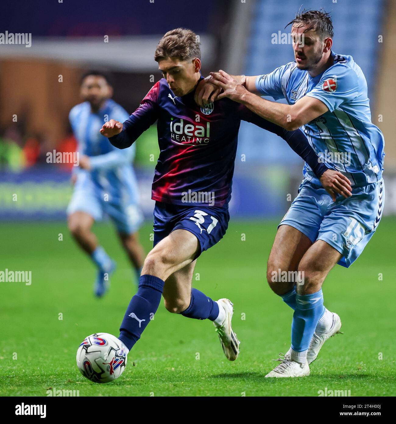 Coventry, Regno Unito. 30 ottobre 2023. Tom Fellows di West Bromwich Albion e Liam Kitching di Coventry combattono per il possesso durante il match per il titolo EFL Sky Bet Championship tra Coventry City e West Bromwich Albion alla CBS Arena di Coventry, Inghilterra, il 30 ottobre 2023. Foto di Stuart Leggett. Solo per uso editoriale, licenza necessaria per uso commerciale. Nessun utilizzo in scommesse, giochi o pubblicazioni di un singolo club/campionato/giocatore. Credito: UK Sports Pics Ltd/Alamy Live News Foto Stock
