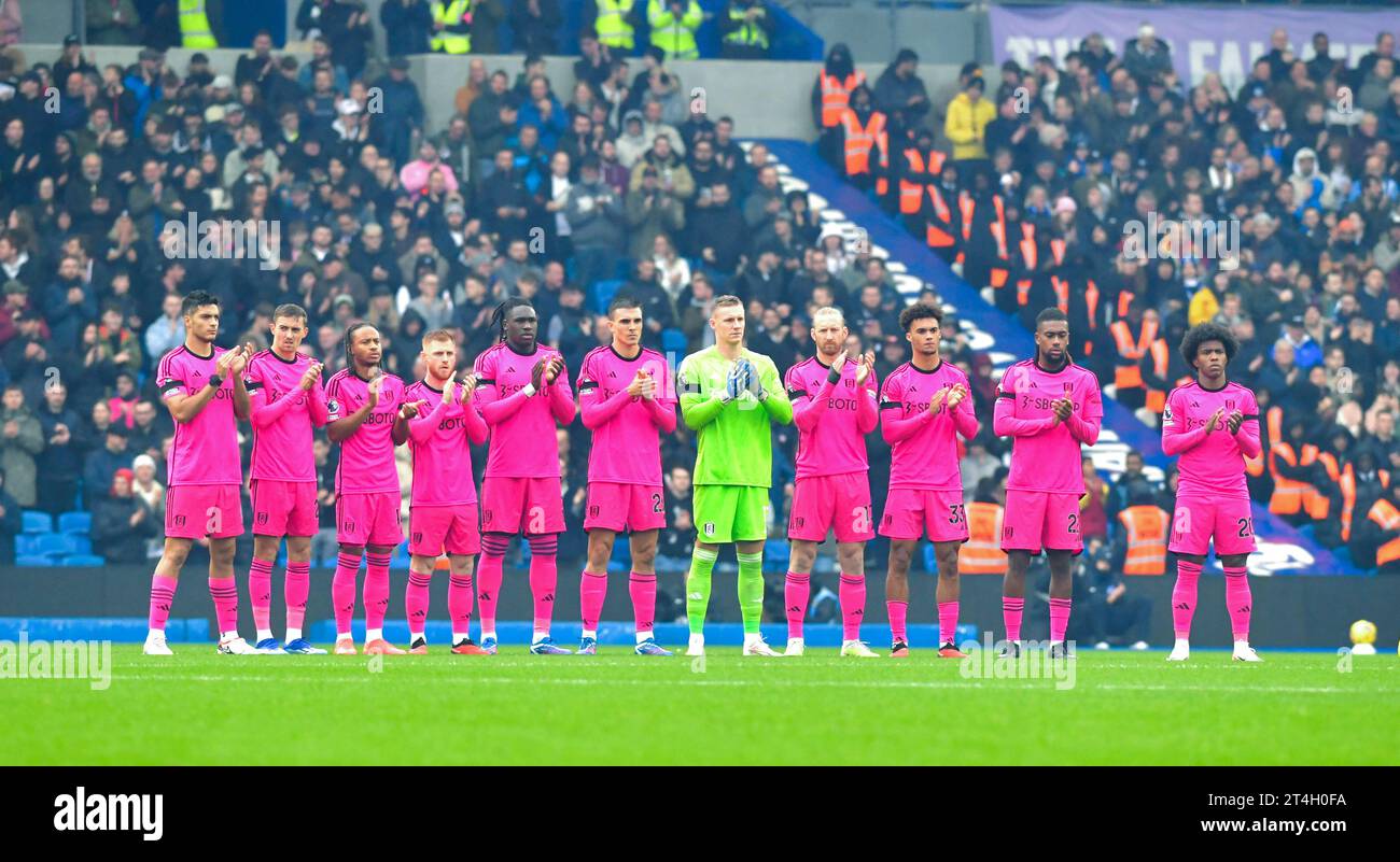 I giocatori del Fulham rendono omaggio a Sir Bobby Charlton e Bill Kenwright CBE durante la partita di Premier League tra Brighton e Hove Albion e Fulham all'American Express Stadium , Brighton , Regno Unito - 29 ottobre 2023 foto Simon Dack / Telephoto Images. Solo per uso editoriale. Niente merchandising. Per le immagini di calcio si applicano le restrizioni fa e Premier League, incluso l'utilizzo di Internet/dispositivi mobili senza licenza FAPL. Per ulteriori informazioni, contattare Football Dataco Foto Stock