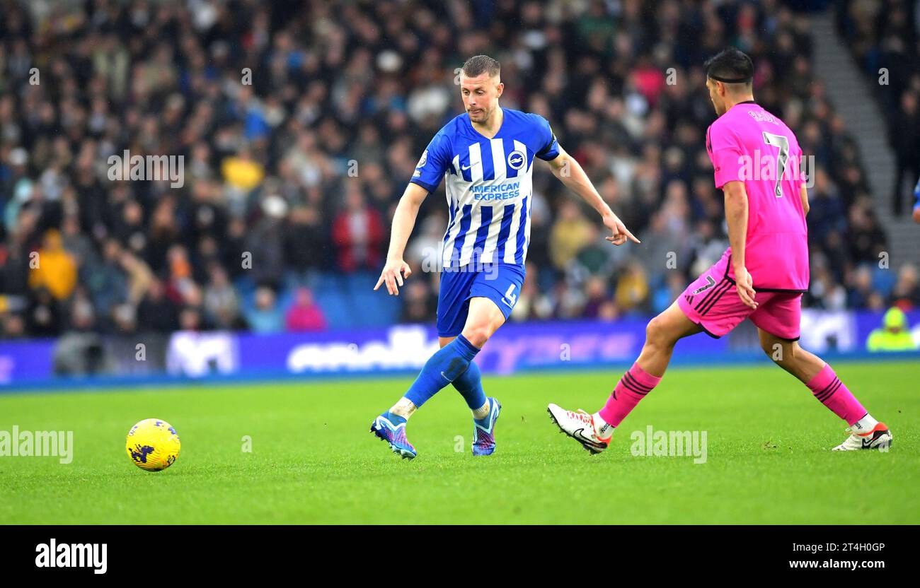 Adam Webster di Brighton durante la partita di Premier League tra Brighton e Hove Albion e Fulham all'American Express Stadium , Brighton , Regno Unito - 29 ottobre 2023 foto Simon Dack / Telephoto Images. Solo per uso editoriale. Niente merchandising. Per le immagini di calcio si applicano le restrizioni fa e Premier League, incluso l'utilizzo di Internet/dispositivi mobili senza licenza FAPL. Per ulteriori informazioni, contattare Football Dataco Foto Stock