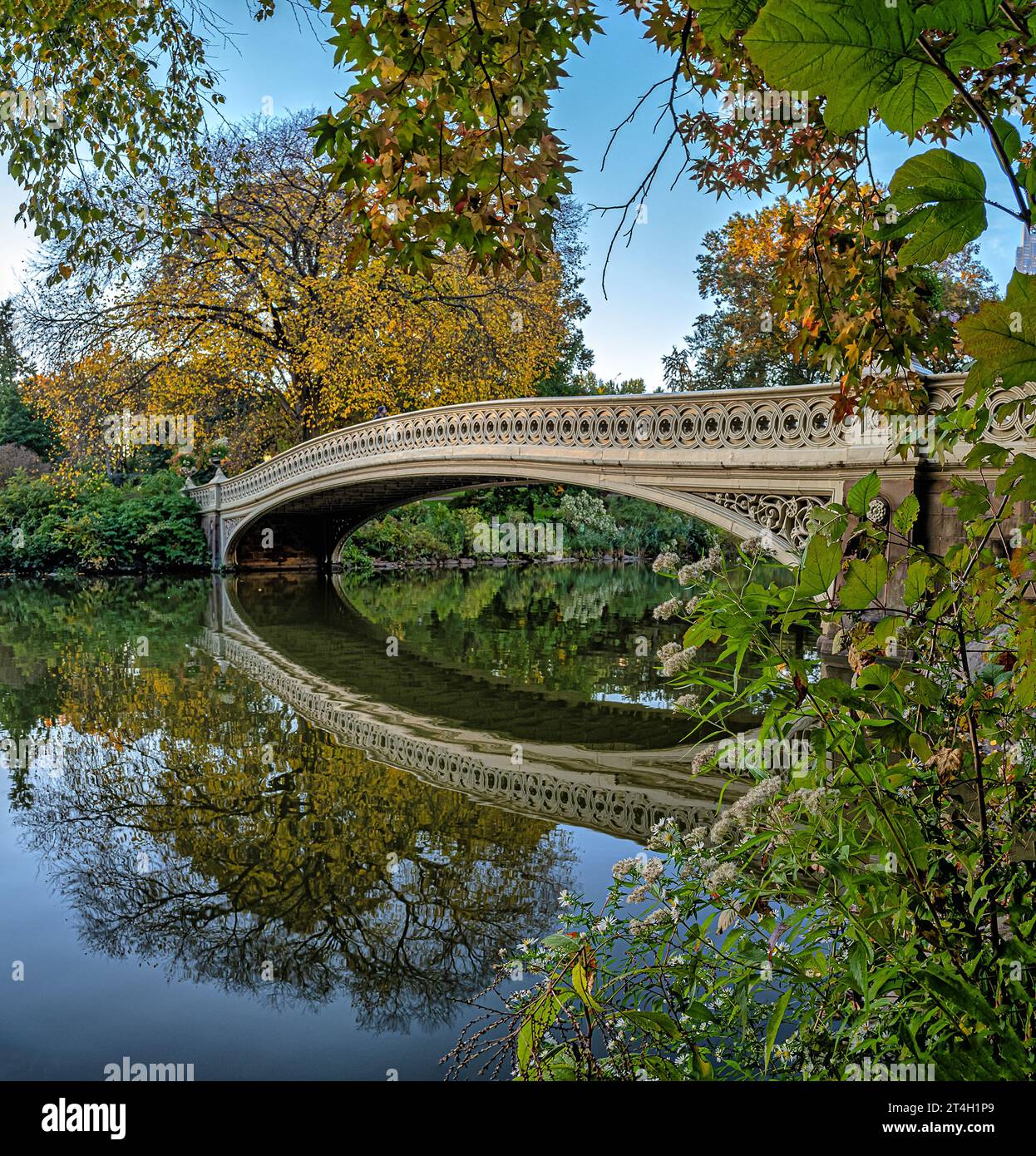 Ponte di prua, Central Park, New York City, in tardo autunno, la mattina presto Foto Stock