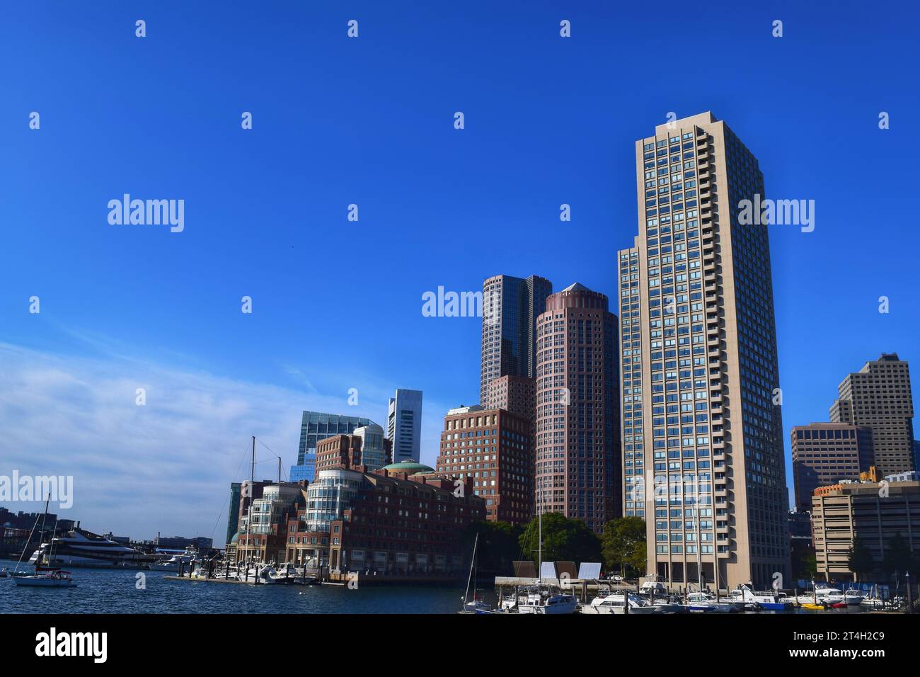 Uno splendido grattacielo in America raggiunge il cielo, incorniciato dalla bellezza serena di un cielo blu vibrante Foto Stock