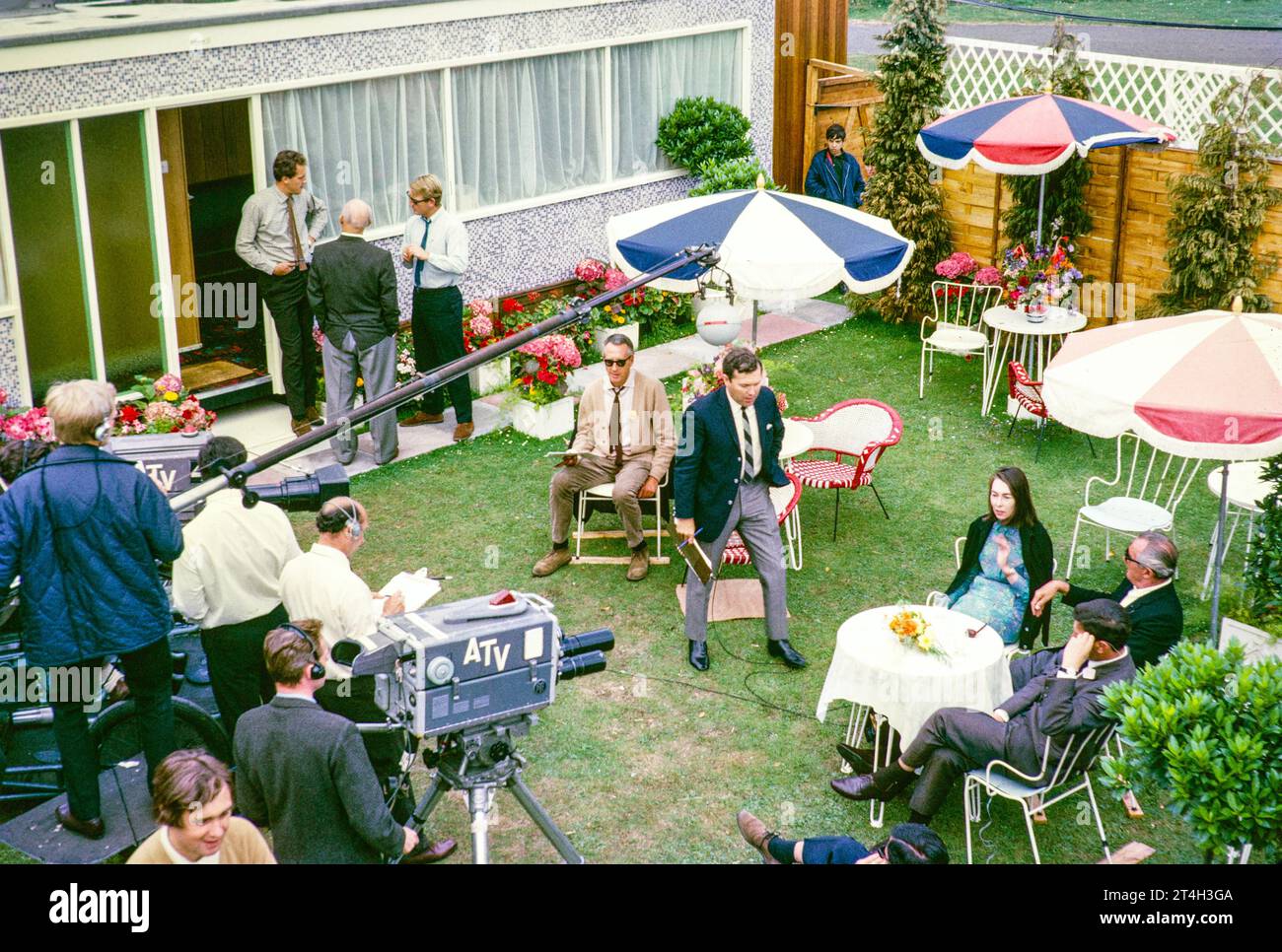 ATV Television ITV Outside broadcast, torneo di tennis di Wimbledon, Inghilterra, UK 1967 presentatore Dickie Davies intervista enclosure con la troupe. Foto di Alan 'Taffy' Harries Foto Stock