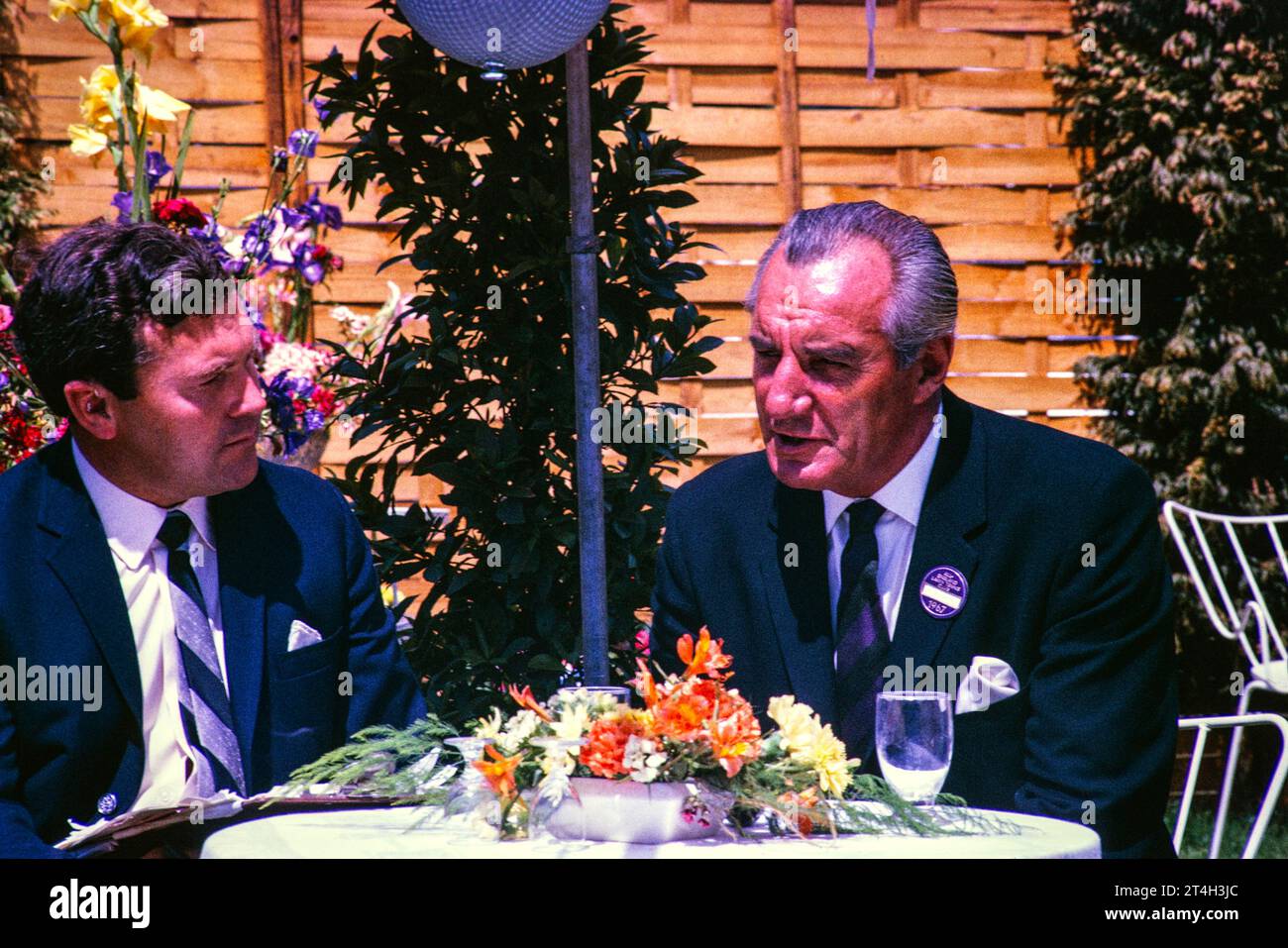 ATV Television ITV Outside broadcast, torneo di tennis di Wimbledon, Inghilterra, Regno Unito 1967 Dickie Davies con il tennista Fred Perry, foto di Alan 'Taffy' Harries Foto Stock