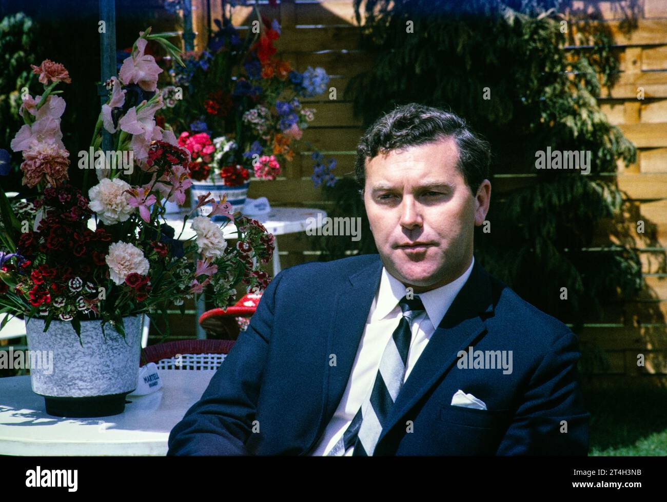 ATV Television ITV Outside broadcast, torneo di tennis di Wimbledon, Inghilterra, Regno Unito 1967 ritratto del presentatore sportivo Dickie Davies foto di Alan 'Taffy' Harries Foto Stock