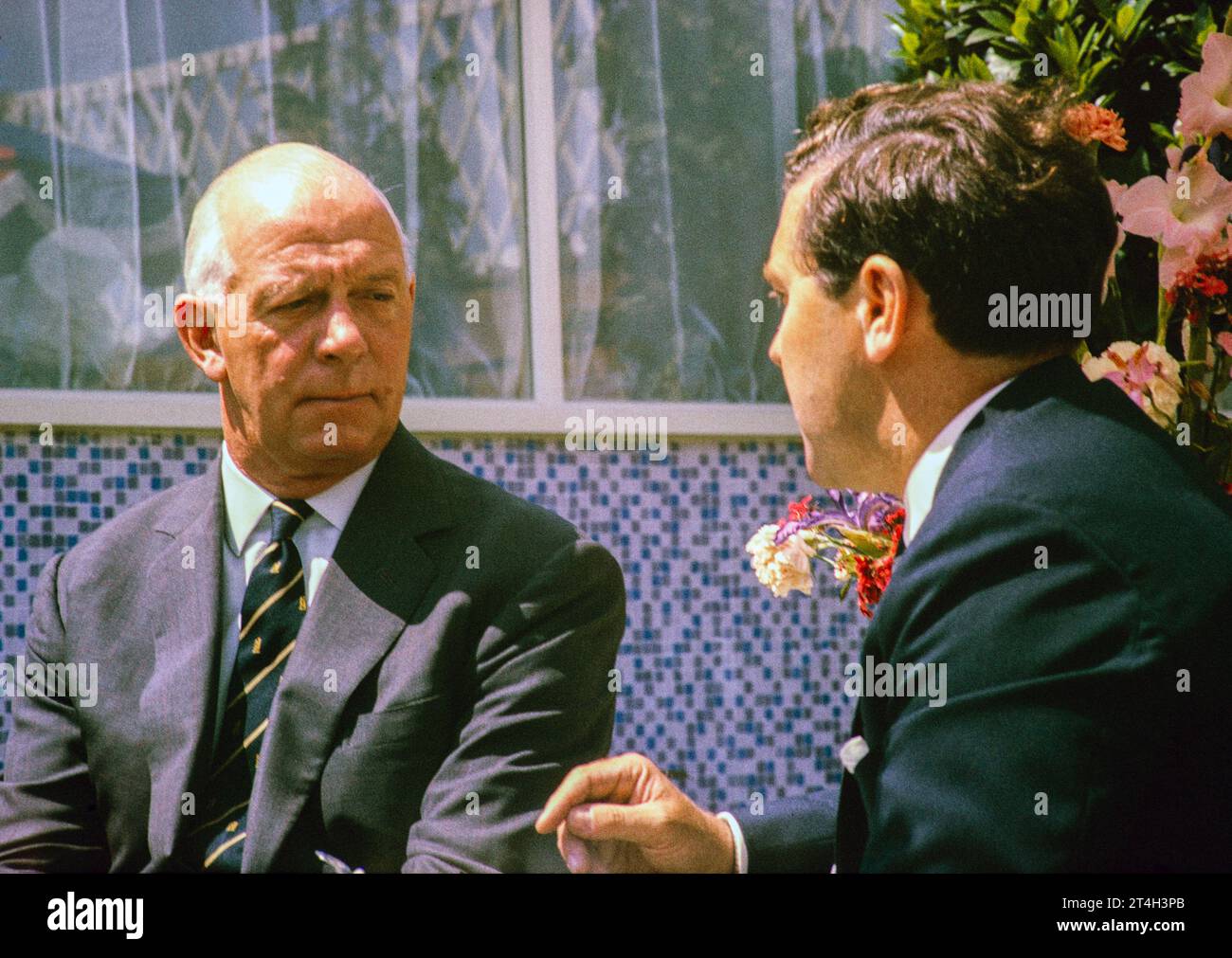 ATV TV TV ITV Outside broadcast, torneo di tennis di Wimbledon, Inghilterra, Regno Unito 1967 Dickie Davies con uomo non identificato, foto di Alan 'Taffy' Harries Foto Stock