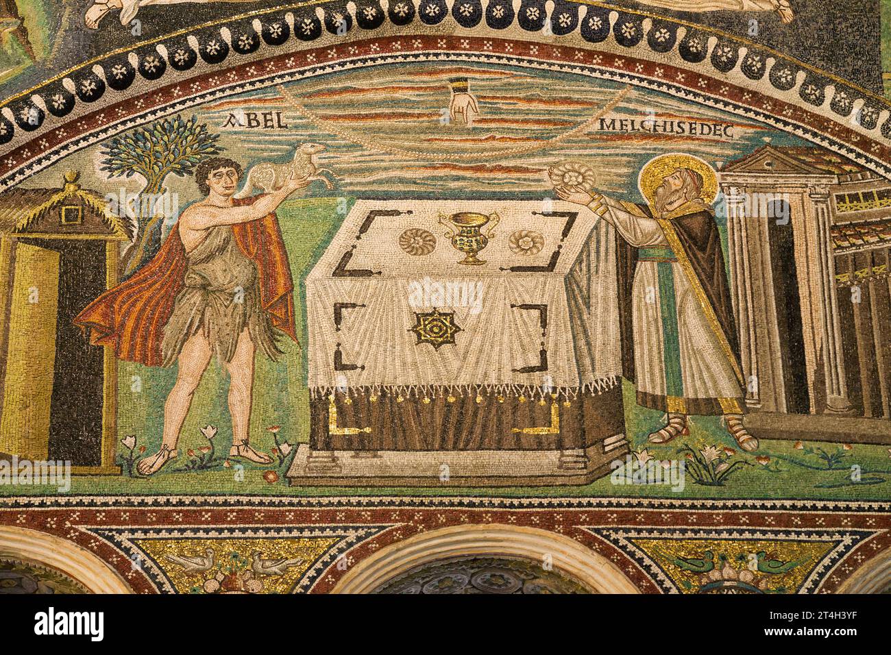 Sacrifici di Abele e mosaico di Melchizedek nella Basilica San vitale di Ravenna, Emilia-Romagna, Italia. Foto Stock