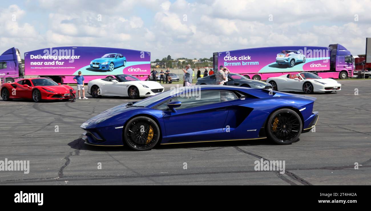 Vista laterale di una Lamborghini Aventidore V12 Blue, 2017, che partecipa al Super Car Showdown, nell'arena dal vivo, al British Motor Show 2023 Foto Stock