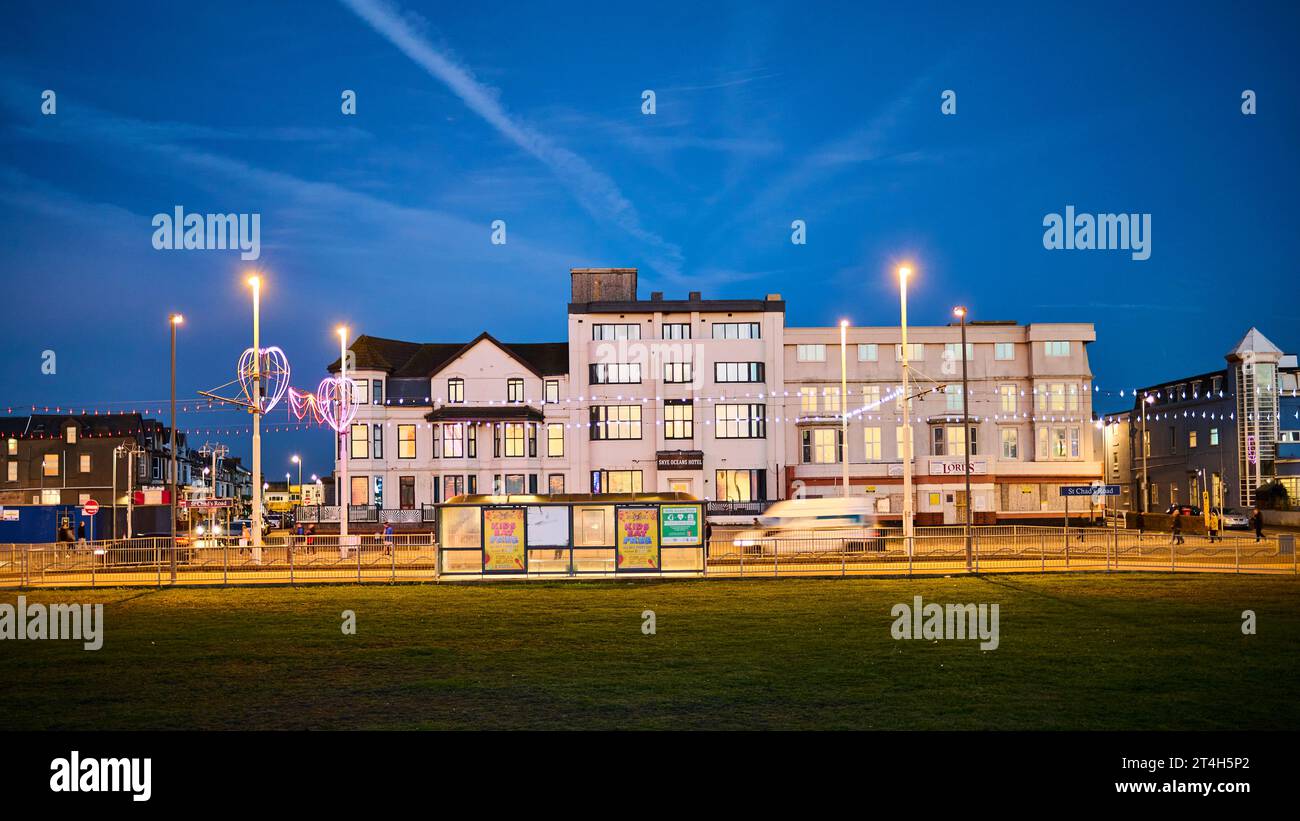 Fortune miste. Hotel Fuctioning accanto all'hotel imbarcato sulla passeggiata di Blackpool Foto Stock