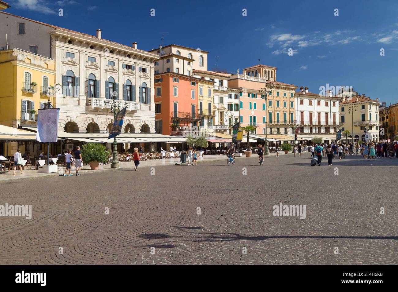 Verona, Italia - 18 agosto 2021: Persone che passeggiano per Piazza Bra, Verona, Italia. Foto Stock