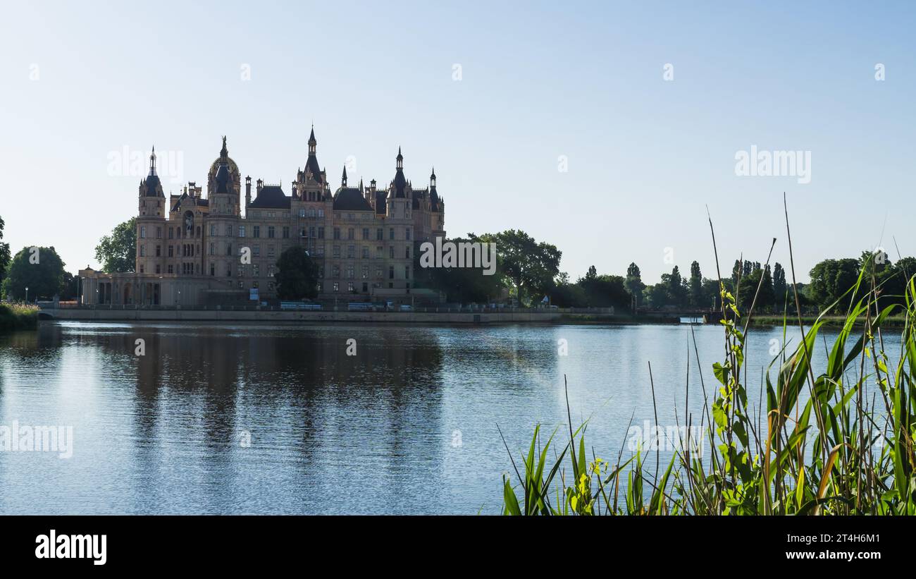 castello di Schwerin con Schweriner SEE in primo piano Foto Stock