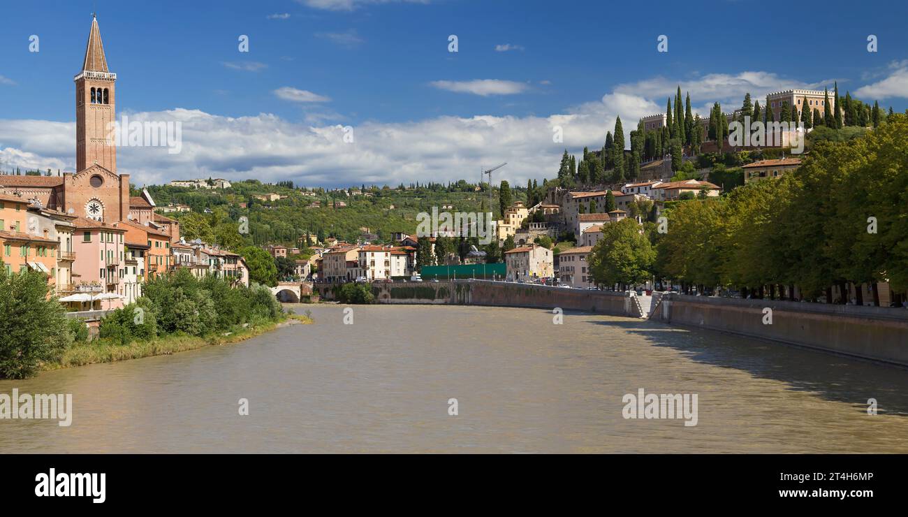 Fiume Adige attraverso Verona, Italia. Foto Stock