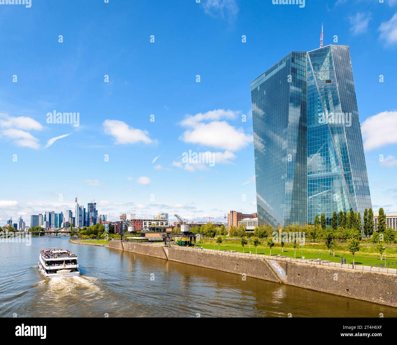 L'edificio Skytower a Francoforte, in Germania, sede della Banca centrale europea con una barca fluviale turistica e i grattacieli del quartiere finanziario Foto Stock