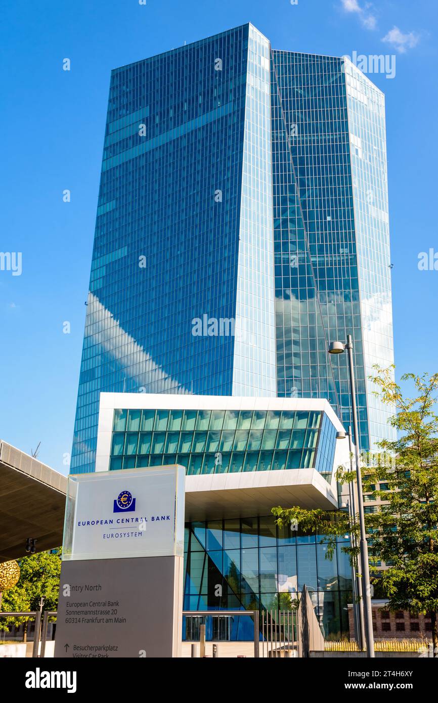 Vista dall'angolo basso della facciata settentrionale dell'edificio Skytower a Francoforte, Germania, sede della Banca centrale europea (BCE) in una soleggiata giornata estiva. Foto Stock