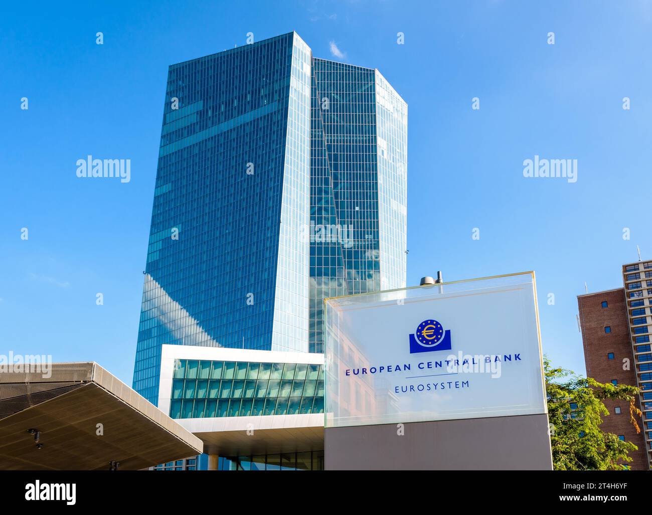 Vista dall'angolo basso della facciata settentrionale dell'edificio Skytower a Francoforte, Germania, sede della Banca centrale europea (BCE) in una soleggiata giornata estiva. Foto Stock
