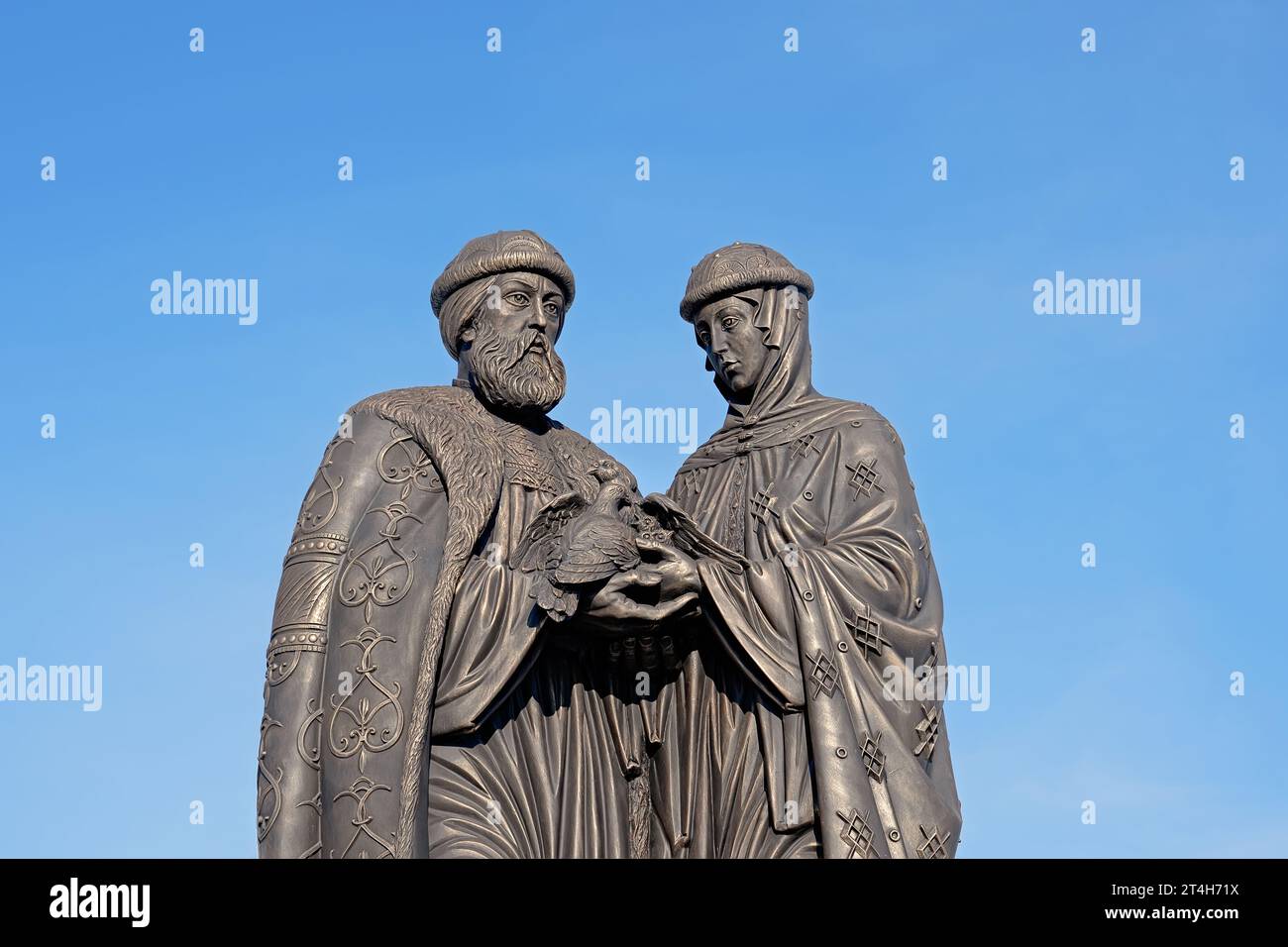 Monumento a Pietro e Fevronia Muromsky con una colomba nelle sue mani. Scultura, attrazioni turistiche di Kolomna. 22 febbraio 2023, Kolomna, Russia. Foto Stock