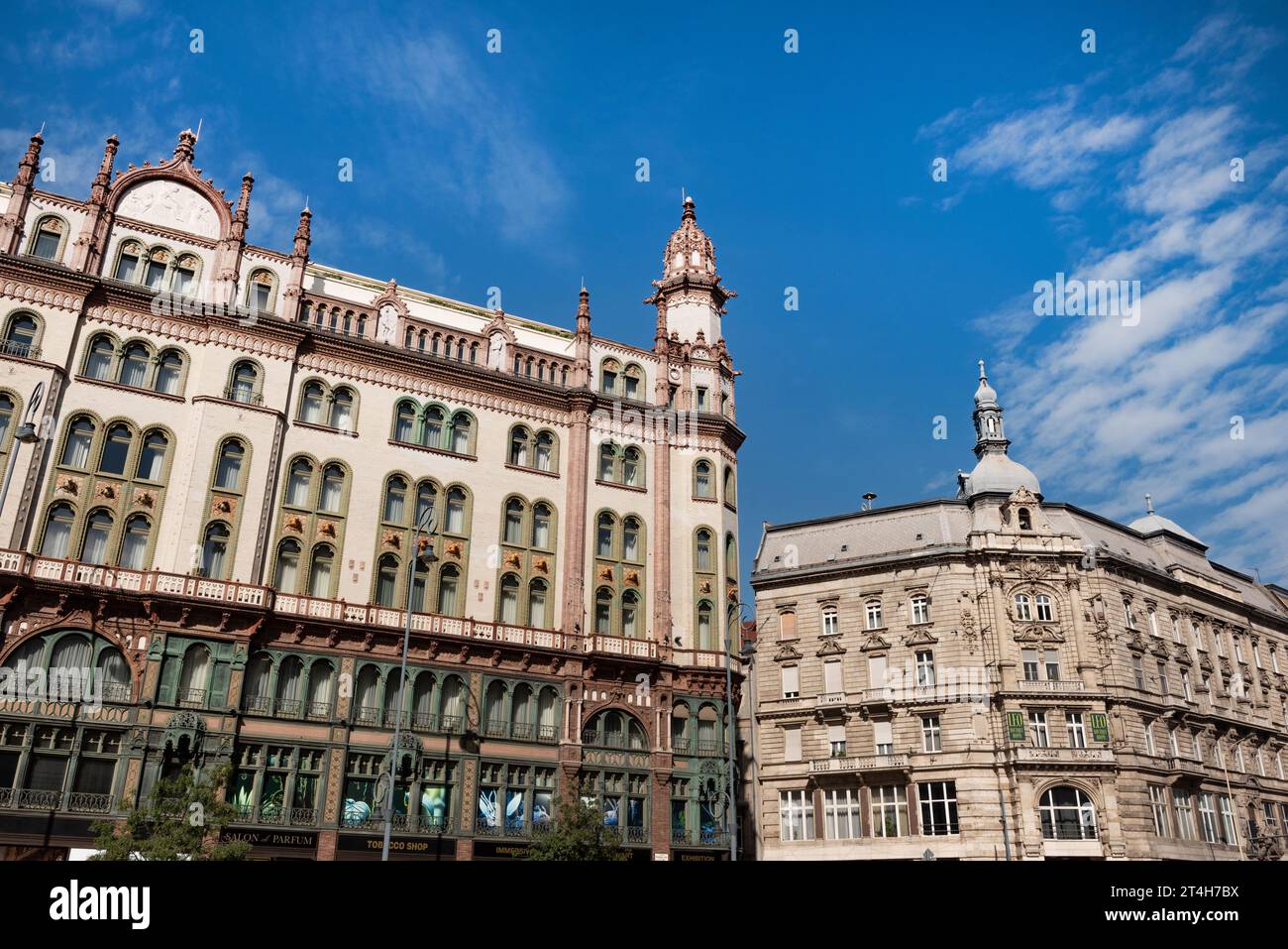 Budapest, Ungheria. 1 ottobre 2023 facciata ornata in stile Belle Epoque, Parisi Udvar Hotel, Budapest, Ungheria Foto Stock