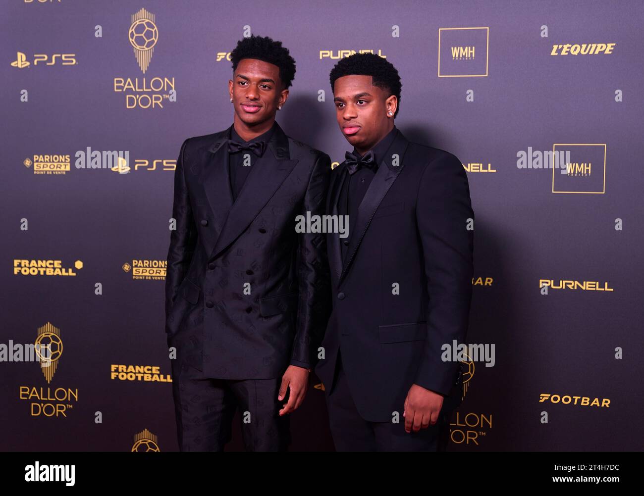 Alejandro Balde (a sinistra) arriva sul Red carpet per la cerimonia del Ballon d'Or al Theatre du Chatelet di Parigi, in Francia. Data immagine: Lunedì 30 ottobre 2023. Foto Stock