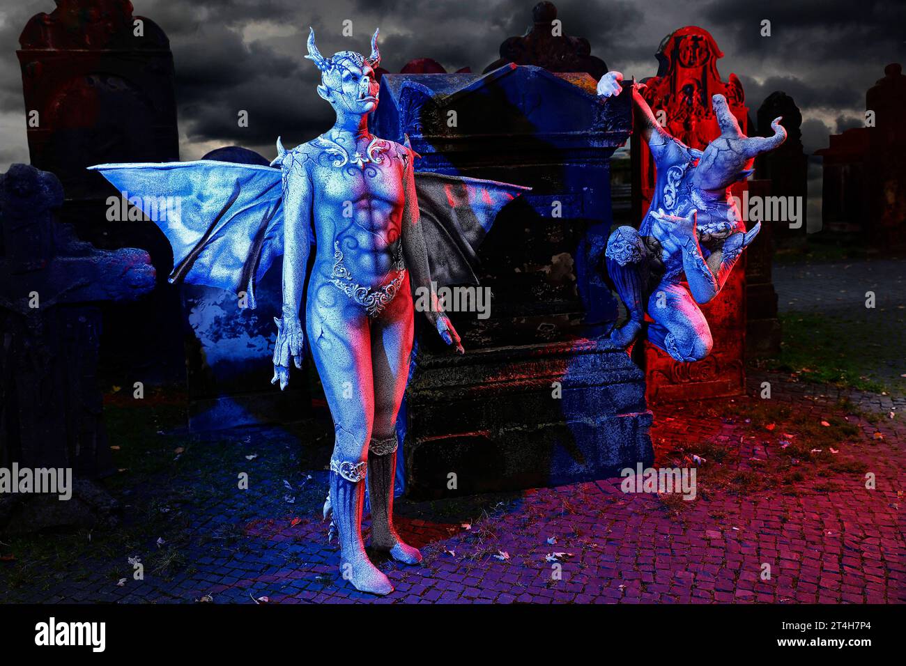 Aus dem FARBKÖRPER Kalender 2024 - Geek Art-Bodypainting und Transformaking: Gargoyle Photoshooting mit Enrico Lein und Marlena Wieland an der Nikolaikapelle auf dem Nikolaifriedhof ad Hannover. Ein Projekt des Fotografen Tschiponnique Skupin und des Bodypainters und Transformakers Enrico Lein *** dal calendario FARBKÖRPER 2024 Geek Art Bodypainting and Transformaking Gargoyle Photoshooting con Enrico Lein e Marlena Wieland al Nikolaikapelle sul Nikolaifriedhof di Hannover Un progetto del fotografo Tschiponnique Skupin e il Bodypainter e il Transformaker Enrico Lein foto: XT. Foto Stock