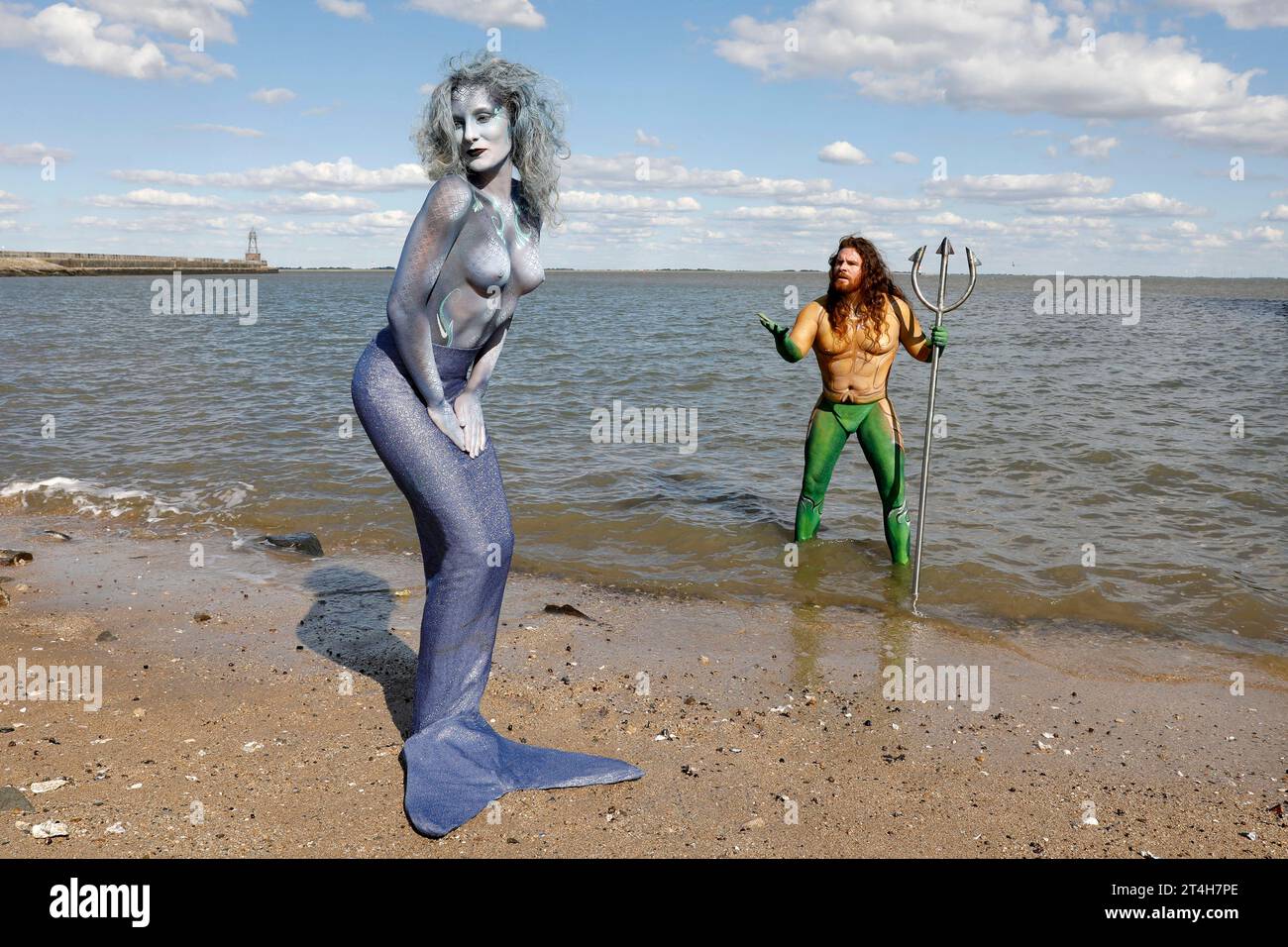 Aus dem FARBKÖRPER Kalender 2024 - Geek Art-Bodypainting und Transformaking: Aquaman und Nixe Photoshooting mit grave Artist und Janina am Jadebusen a Wilhelmshaven. Ein Projekt des Fotografen Tschiponnique Skupin und des Bodypainters und Transformakers Enrico Lein *** dal calendario di FARBKÖRPER 2024 Geek Art Bodypainting and Transformaking Aquaman and Mermaid Photoshooting con grave Artist e Janina al Jadebusen di Wilhelmshaven Un progetto del fotografo Tschiponnique Skupin e il Bodypainter e Transformaker Enrico Lein foto:XT.xSkupinx/xFuturexImagex farbkoerper kalender 300 Foto Stock