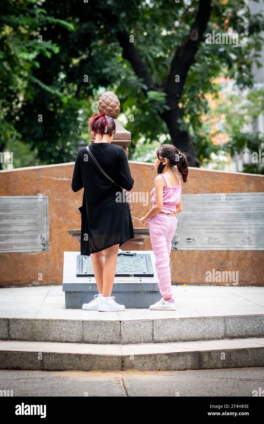 I bambini giocano intorno a una statua nel Rizal Park, Ermita, Manila, Filippine. Foto Stock