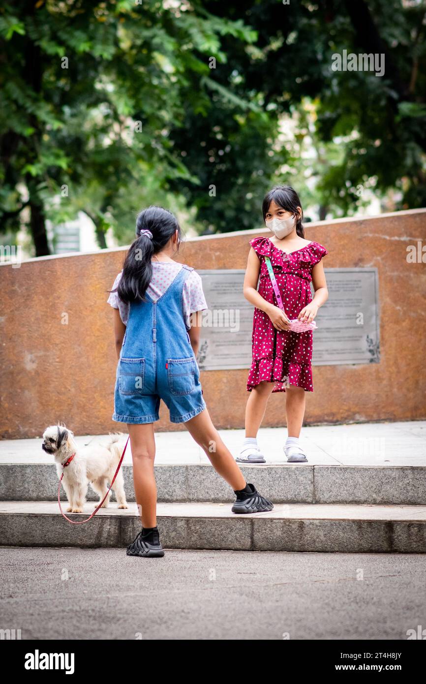 I bambini giocano intorno a una statua nel Rizal Park, Ermita, Manila, Filippine. Foto Stock