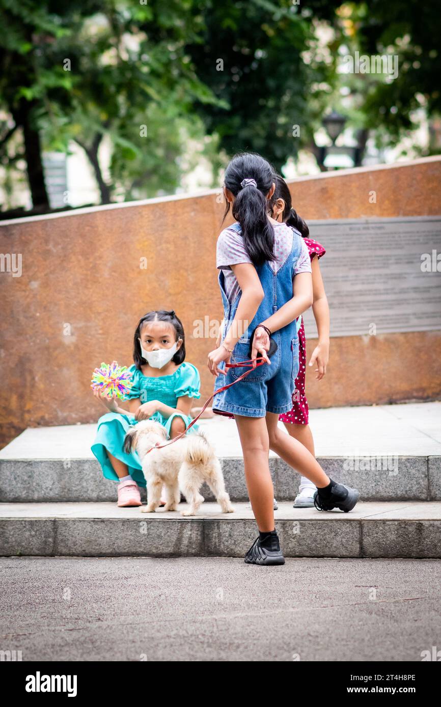 I bambini giocano intorno a una statua nel Rizal Park, Ermita, Manila, Filippine. Foto Stock