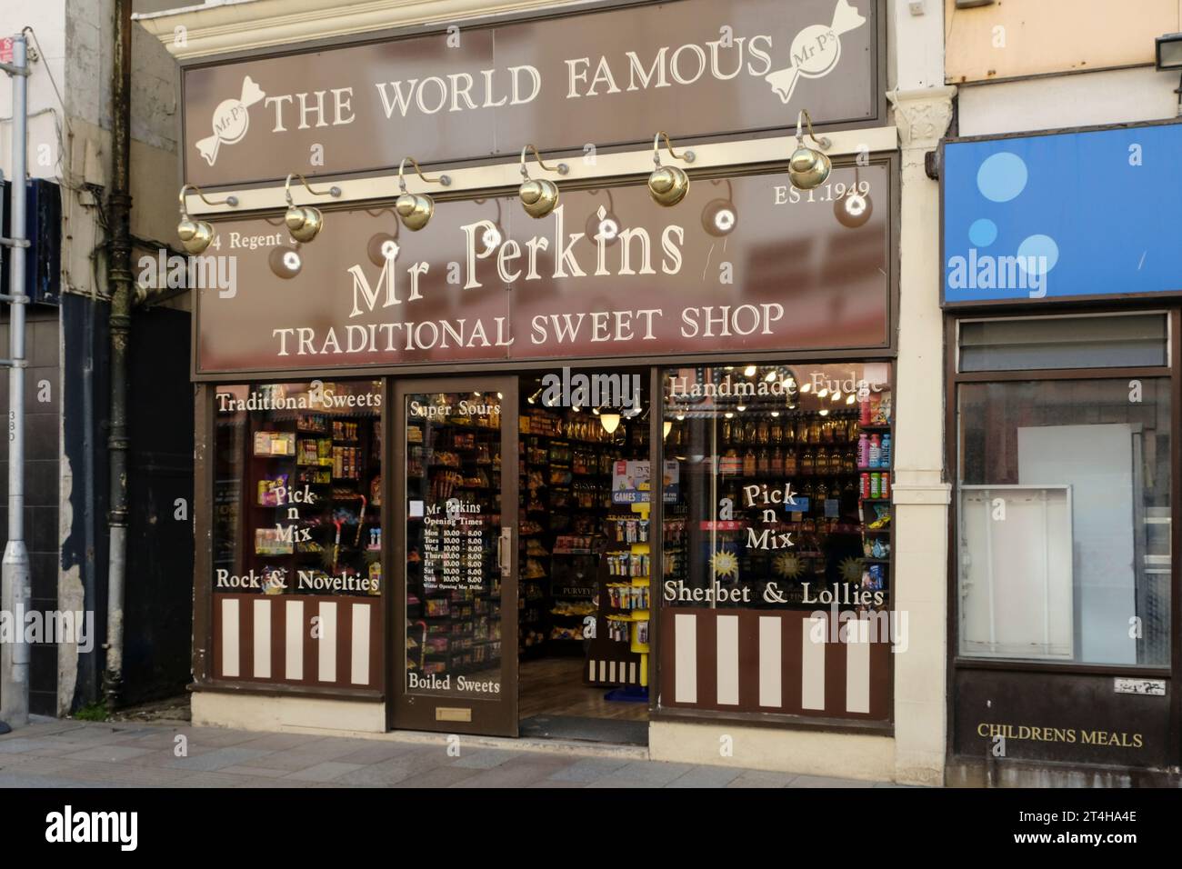 Intorno a weston-super-Mare, una cittadina di mare sulla costa settentrionale del Somerset nel Regno Unito, il tradizionale negozio di dolci Mr Perkins Foto Stock