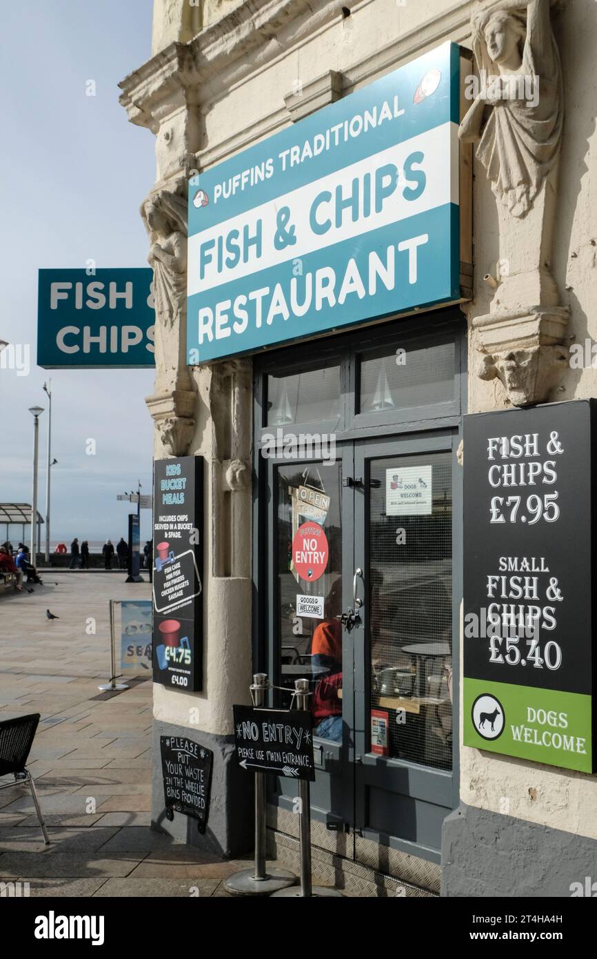 Intorno a weston-super-Mare, una cittadina di mare sulla costa settentrionale del Somerset, nel Regno Unito, indica Fish and Chip Shops. Pulcinelle di mare, fish and chips Foto Stock