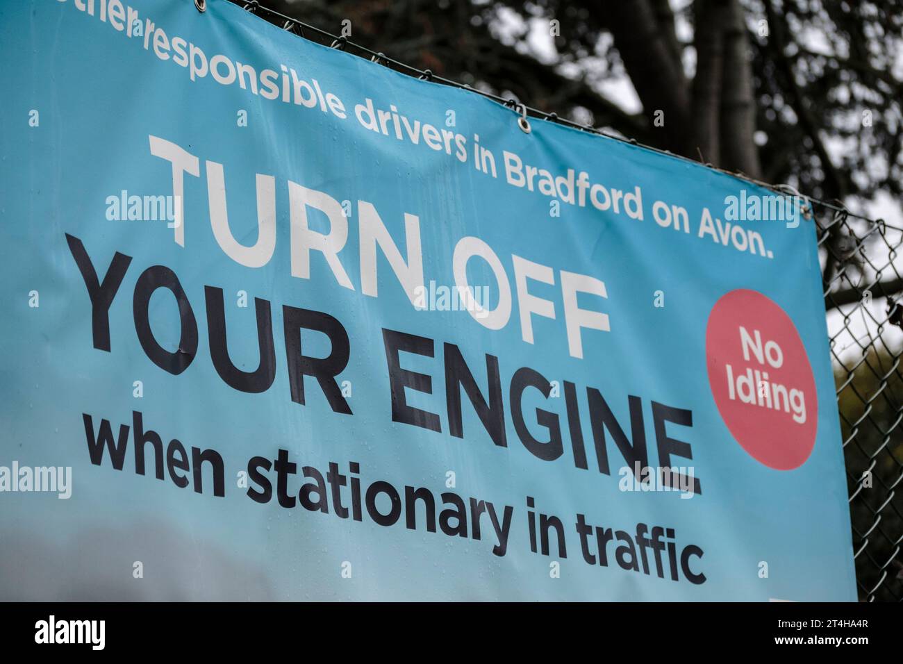 Cartello inquinamento auto spegnere il motore a veicolo fermo nel traffico Bradford su Avon Wiltshire UK Foto Stock