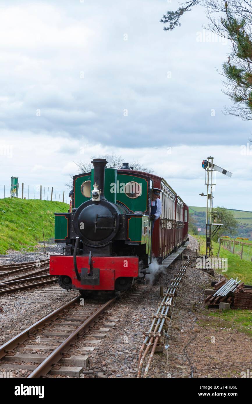 Locomotiva a vapore "Axe" che tira un treno nella stazione di Woody Bay sulla Lynton and Barnstaple Railway, Devon, Regno Unito. Foto Stock