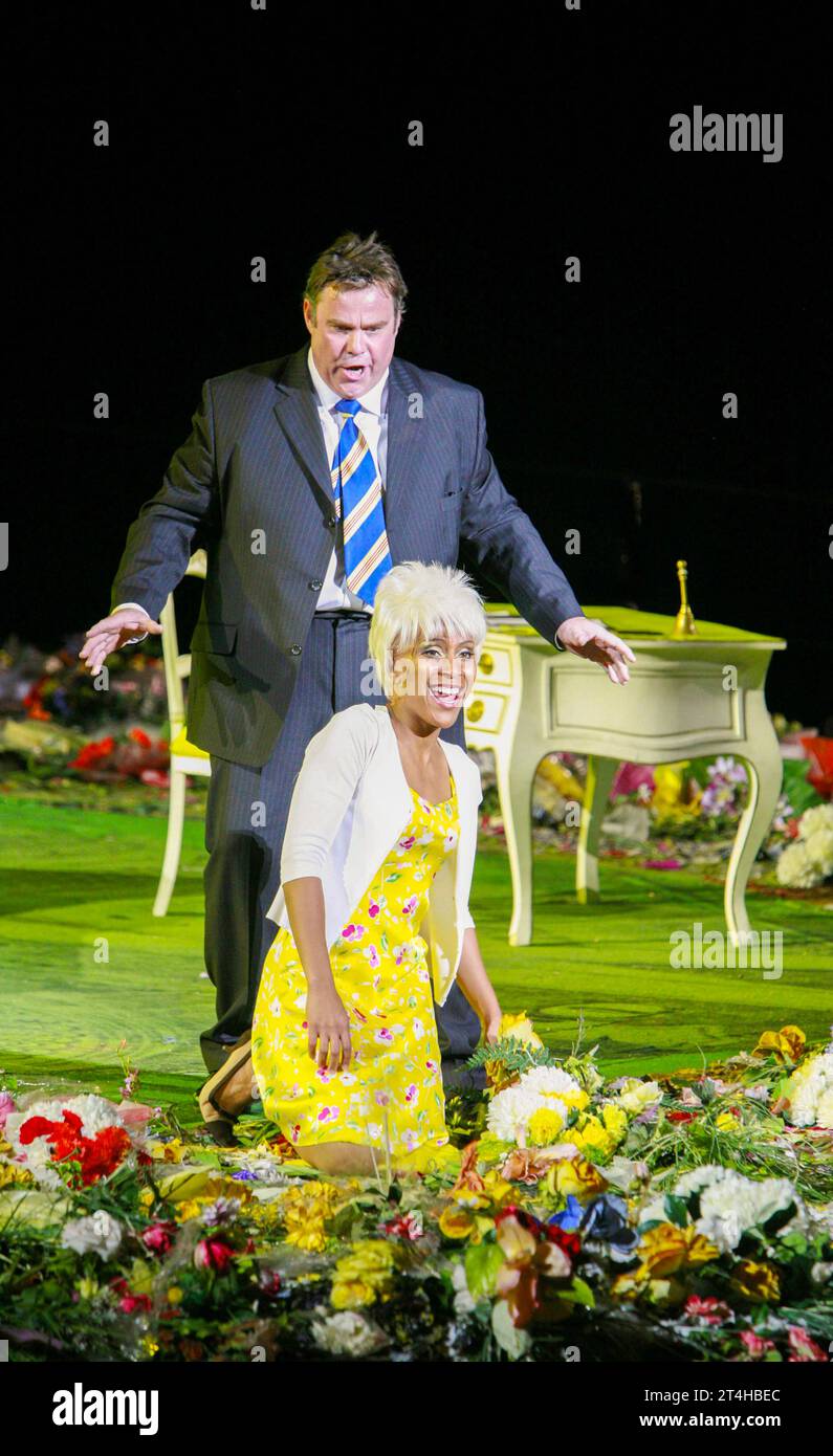 Talise Trevigne (Violetta Valery), Mark Holland (Giorgio Germont) in LA TRAVIATA alla Birmingham Opera Company, National Indoor Arena (NIA), Birmingham, Inghilterra 25/10/2007 musiv: Giuseppe Verdi libretto: Francesco Maria Piave direttore: Massimiliano Stefanelli progettista: Paul Brown direttore: Graham Vick Foto Stock