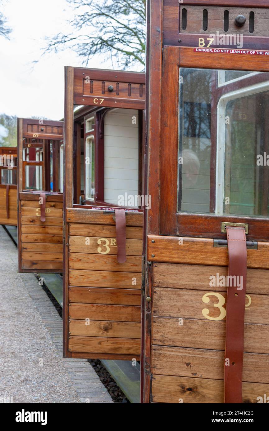 Le porte delle carrozze si aprono in attesa dei passeggeri sui pullman del XIX secolo della Lynton and Barnstaple Railway, Devon, Regno Unito Foto Stock