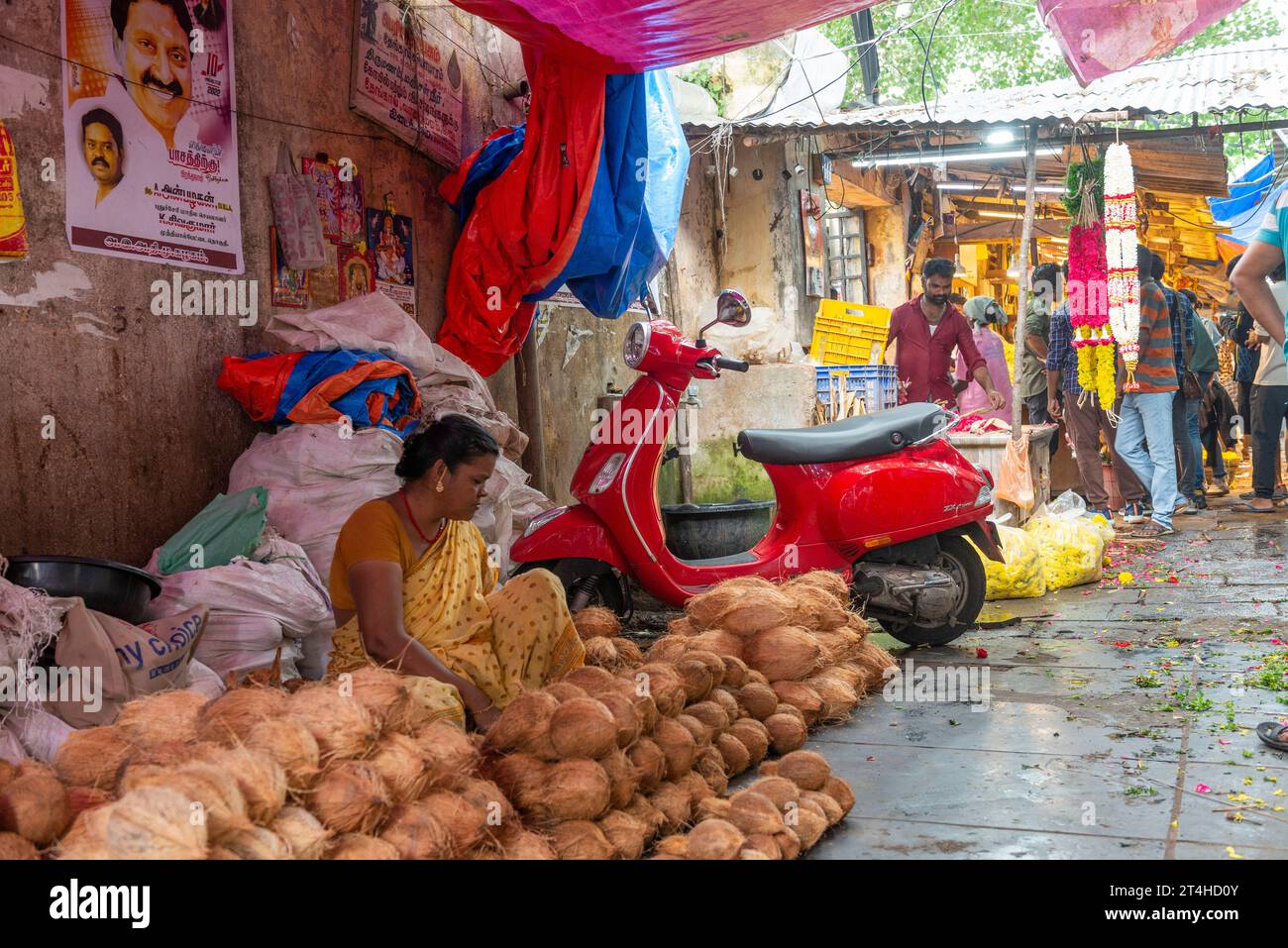 Pondicherry, India - novembre 2022: Una nuova Vespa parcheggiata nel mezzo del mercato alimentare Foto Stock