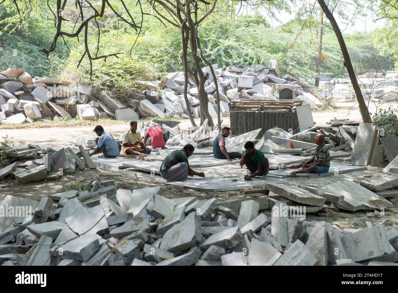 Tamil Nadu, India - agosto 2023: Laboratorio di intaglio in pietra nel tamil nadu. Foto Stock