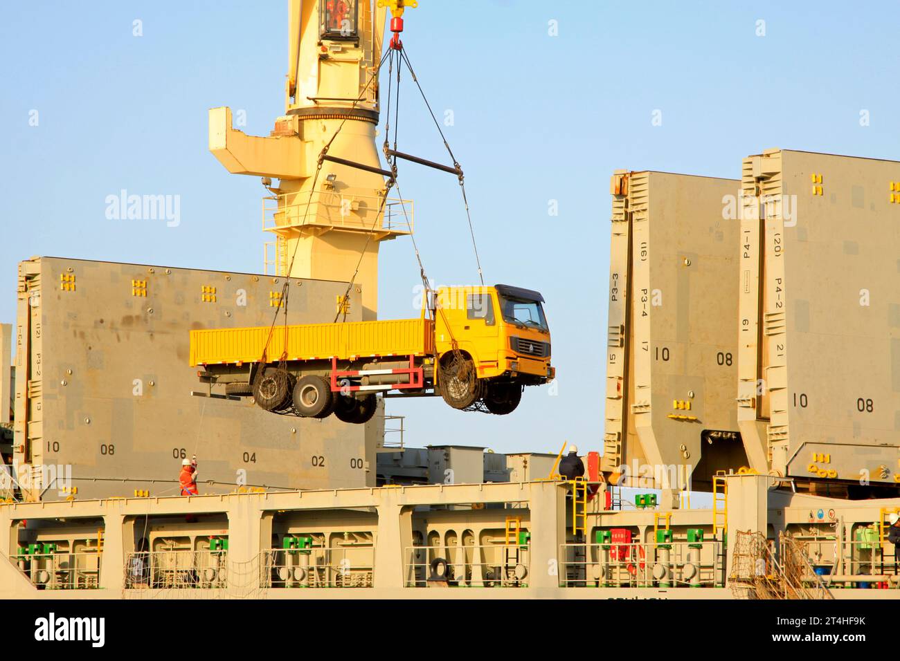 I camion pesanti si stanno sollevando verso la nave da carico, primo piano della foto Foto Stock