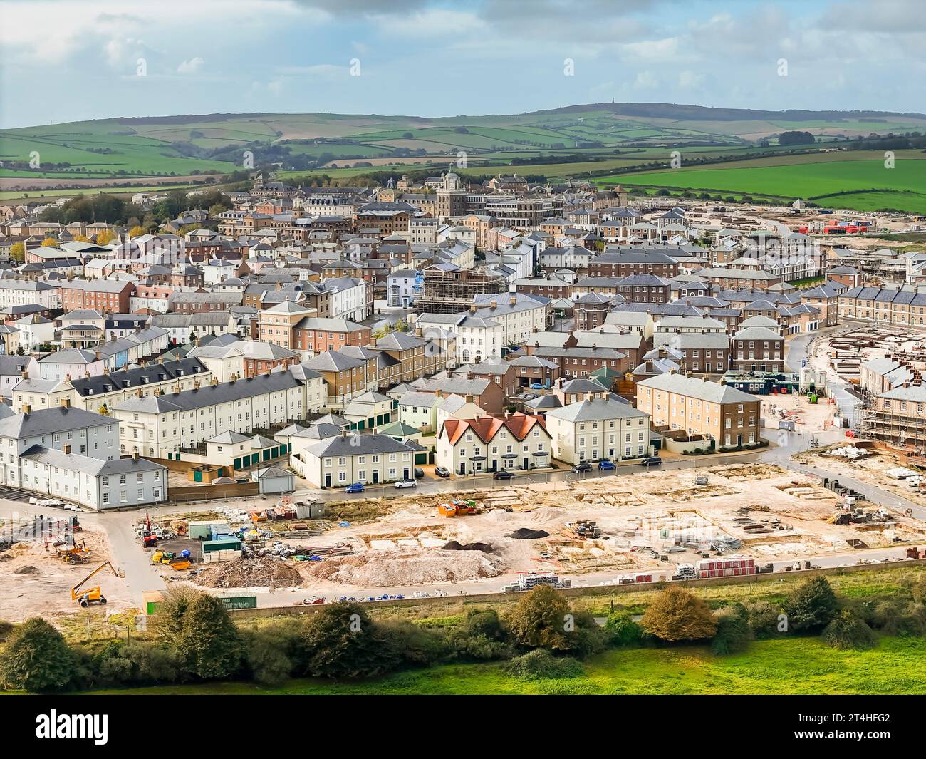 Poundbury, Dorchester, Dorset, Regno Unito. 31 ottobre 2023. Vista aerea dell'ultima fase di costruzione nel villaggio di Poundbury, vicino a Dorchester, nel Dorset. Poundbury è costruita sulla terra del Ducato di Cornovaglia e ha l'approvazione di re Carlo III, che è stato frequentemente visitato sin dall'inizio della costruzione nel 1993. Il suo completamento è previsto entro il 2025. Foto: Graham Hunt/Alamy Live News Foto Stock