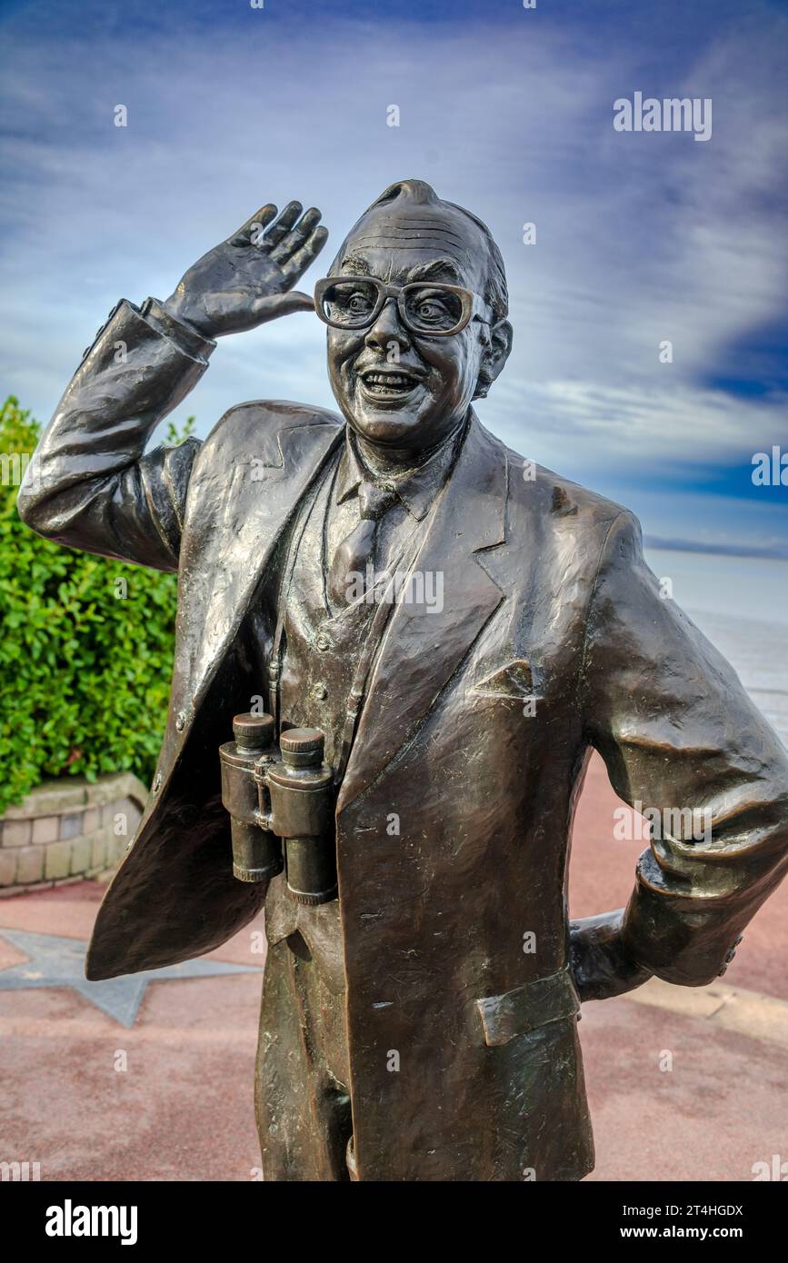 Statua del comico Eric Morecambe al ballo di Morecambe, il suo luogo di nascita. Portami la posa da ballo Sunshine. Foto Stock