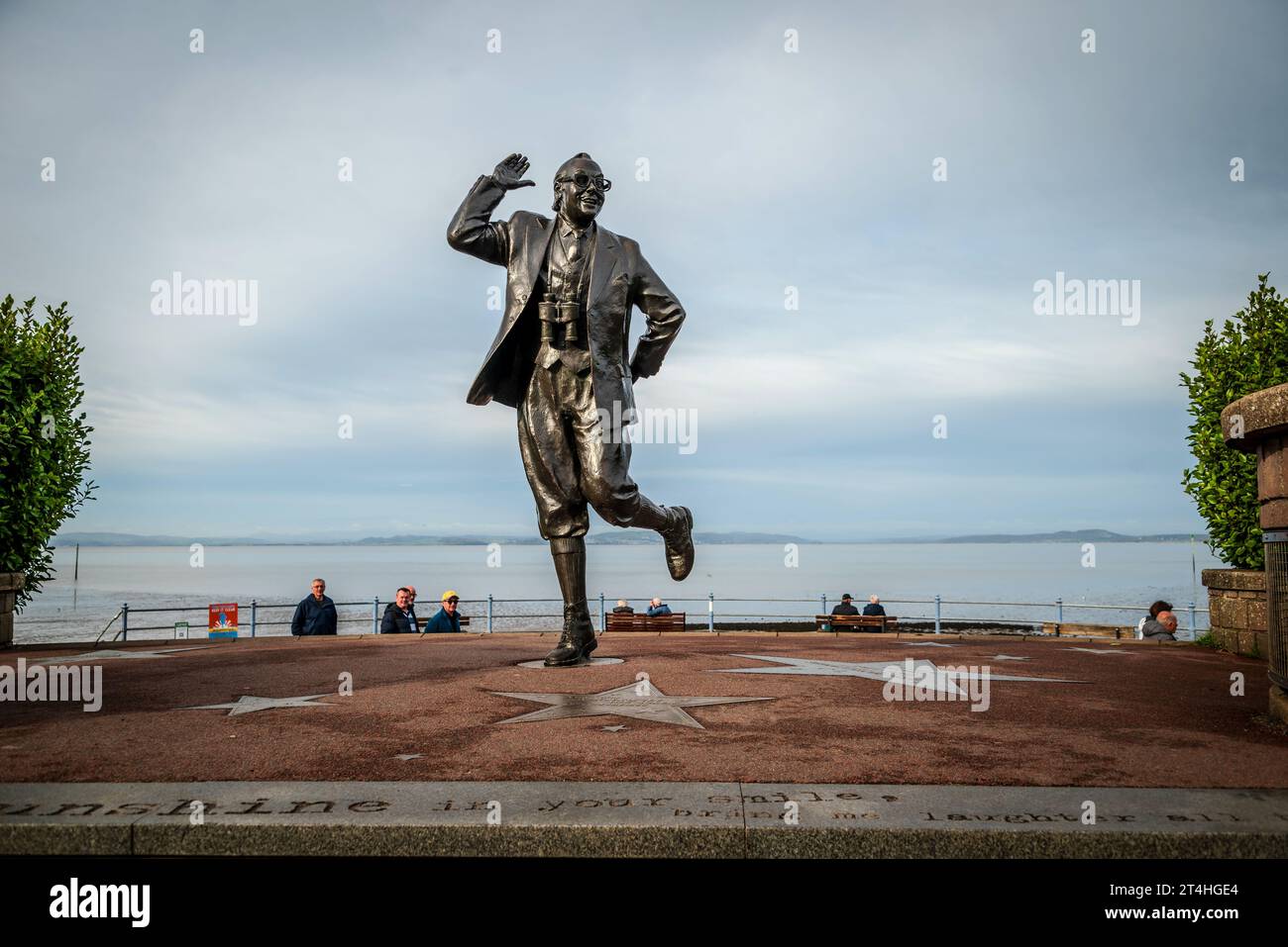 Statua del comico Eric Morecambe al ballo di Morecambe, il suo luogo di nascita. Portami la posa da ballo Sunshine. Foto Stock