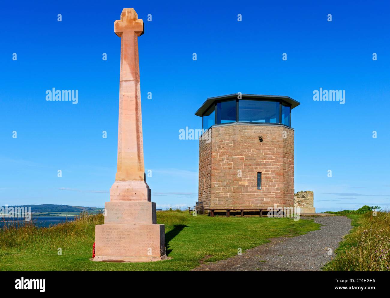 Il War Memorial e l'ex torre di osservazione della guardia costiera (ora aperta al pubblico) a Heugh, Holy Island, Northumberland, Inghilterra, Regno Unito Foto Stock