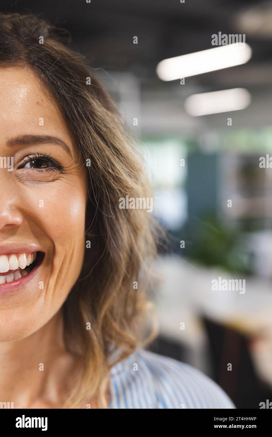 Ritratto di donna d'affari caucasica felice con i capelli biondi in ufficio creativo, spazio copia Foto Stock