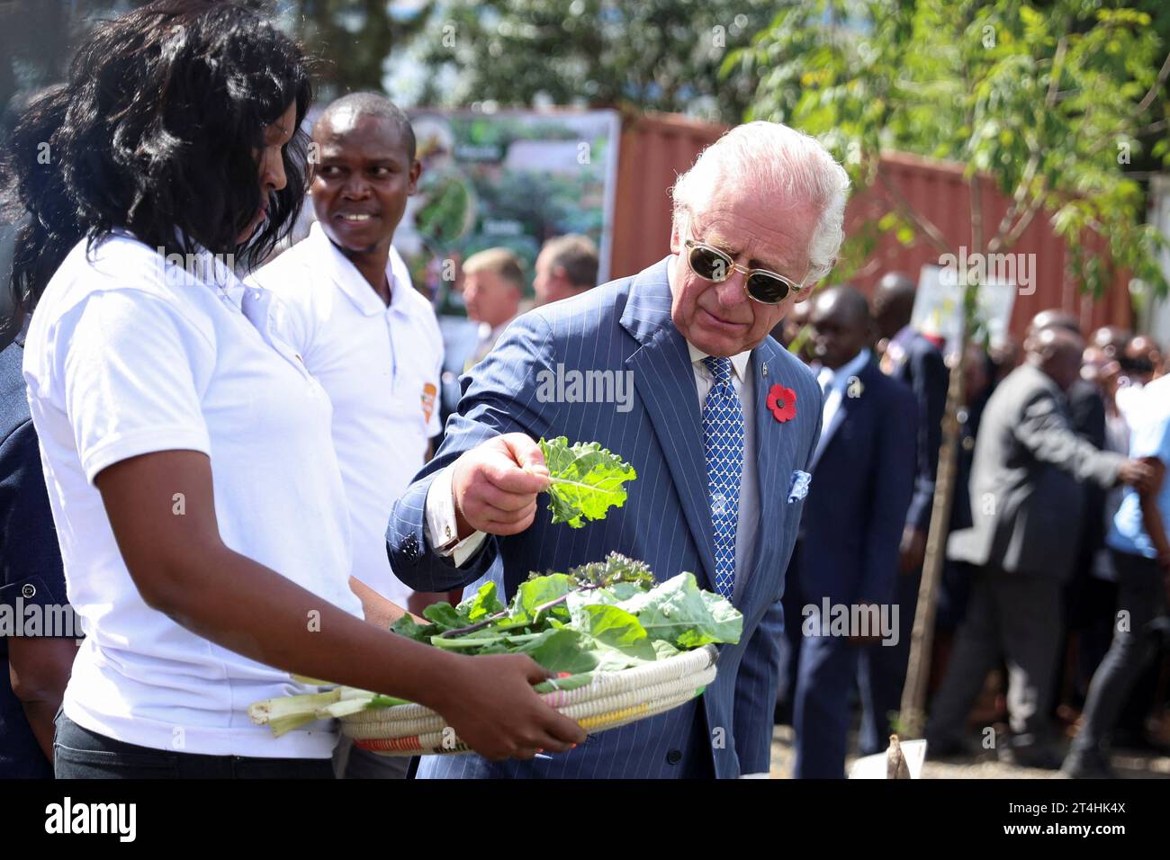 Re Carlo III guardando una foglia di insalata durante una visita al progetto urbano della fattoria City Shamba presso l'ospedale Mama Lucy Kibaki di Nairobi, il primo giorno della visita di stato in Kenya. City Shamba serve come fattoria modello e centro di informazione per la comunità locale, e fornisce cibo all'ospedale. Data immagine: Martedì 31 ottobre 2023. Foto Stock