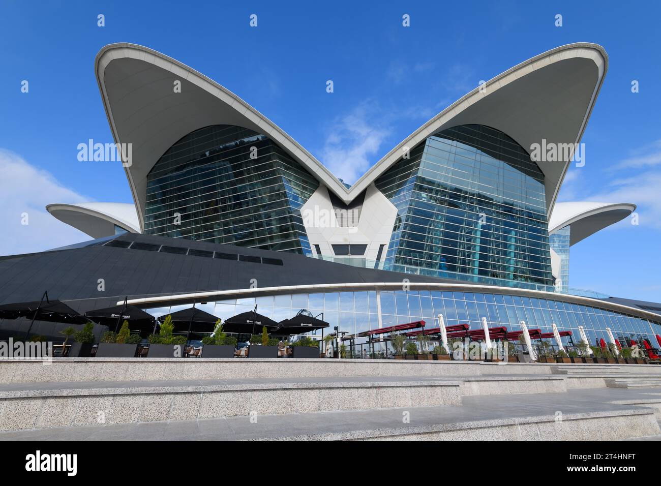 Moderno centro commerciale chiamato Deniz Mall a Baku dall'esterno. Centro commerciale Deniz a Baku, Azerbaigian. Foto Stock