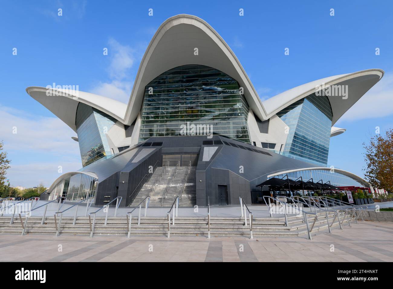 Moderno centro commerciale chiamato Deniz Mall a Baku dall'esterno. Centro commerciale Deniz a Baku, Azerbaigian. Foto Stock