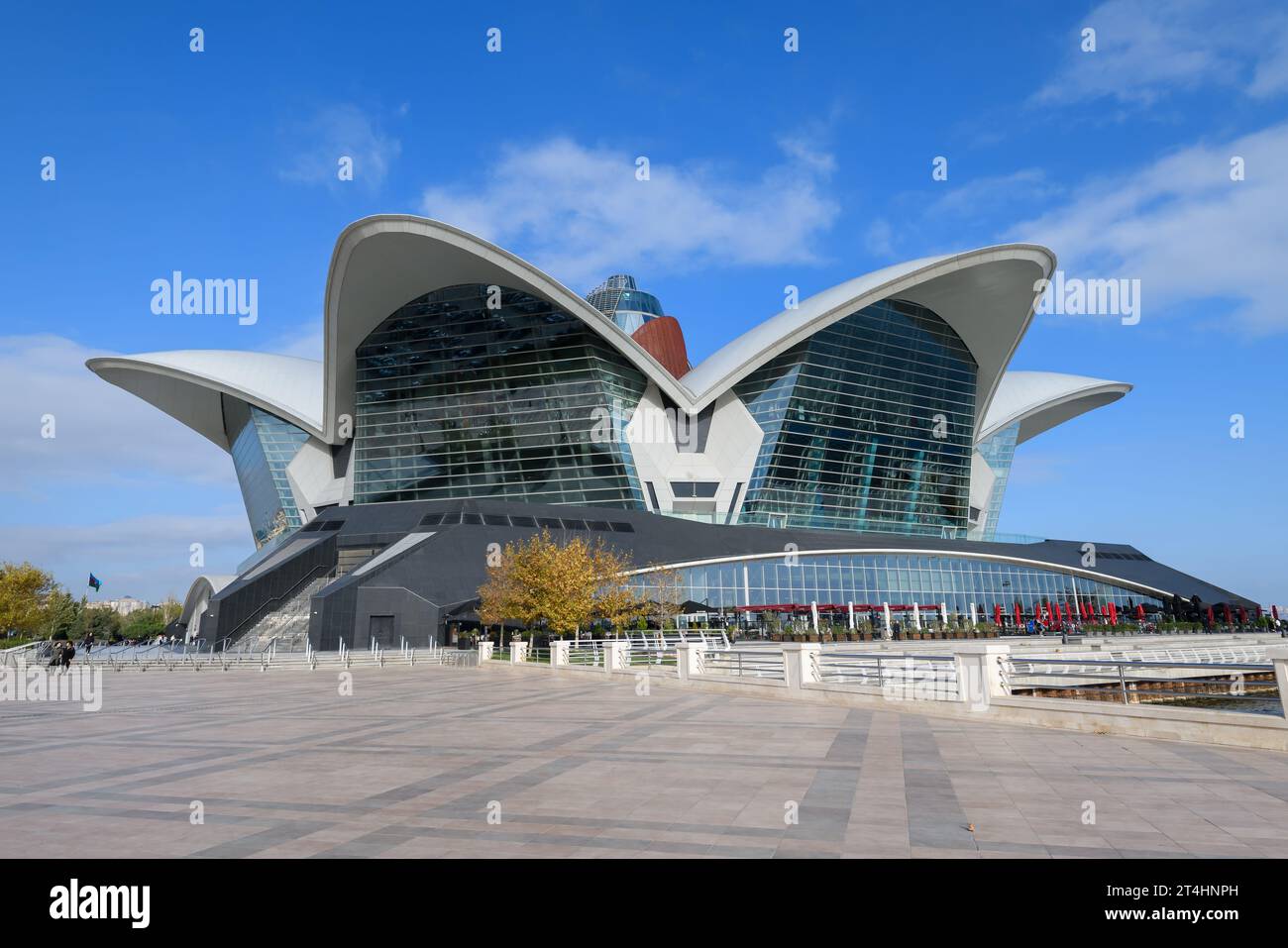 Centro commerciale Deniz a Baku, Azerbaigian. Moderno centro commerciale chiamato Deniz Mall a Baku dall'esterno. Foto Stock