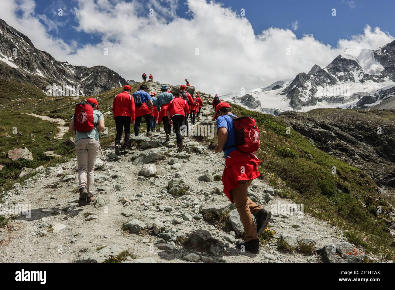 Escursionisti sulla strada per cabane de Moiry in Val d'Anniviers, Vallese, Svizzera Foto Stock