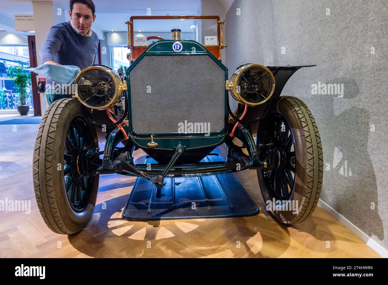 Londra, Regno Unito. 31 ottobre 2023. Un membro dello staff con un Roadster Isotta-Fraschini tipo PM del 1912, stima: £ 400.000-£ 450.000, in anteprima per la vendita dell'età d'oro delle automobili Bonhams. Dei 31 veicoli offerti in vendita, 21 sono pre-1905 e possono partecipare alla London to Brighton Vintage Car Run. La vendita ha luogo il 3 novembre presso le gallerie Bonhams New Bond Street. Crediti: Stephen Chung / Alamy Live News Foto Stock