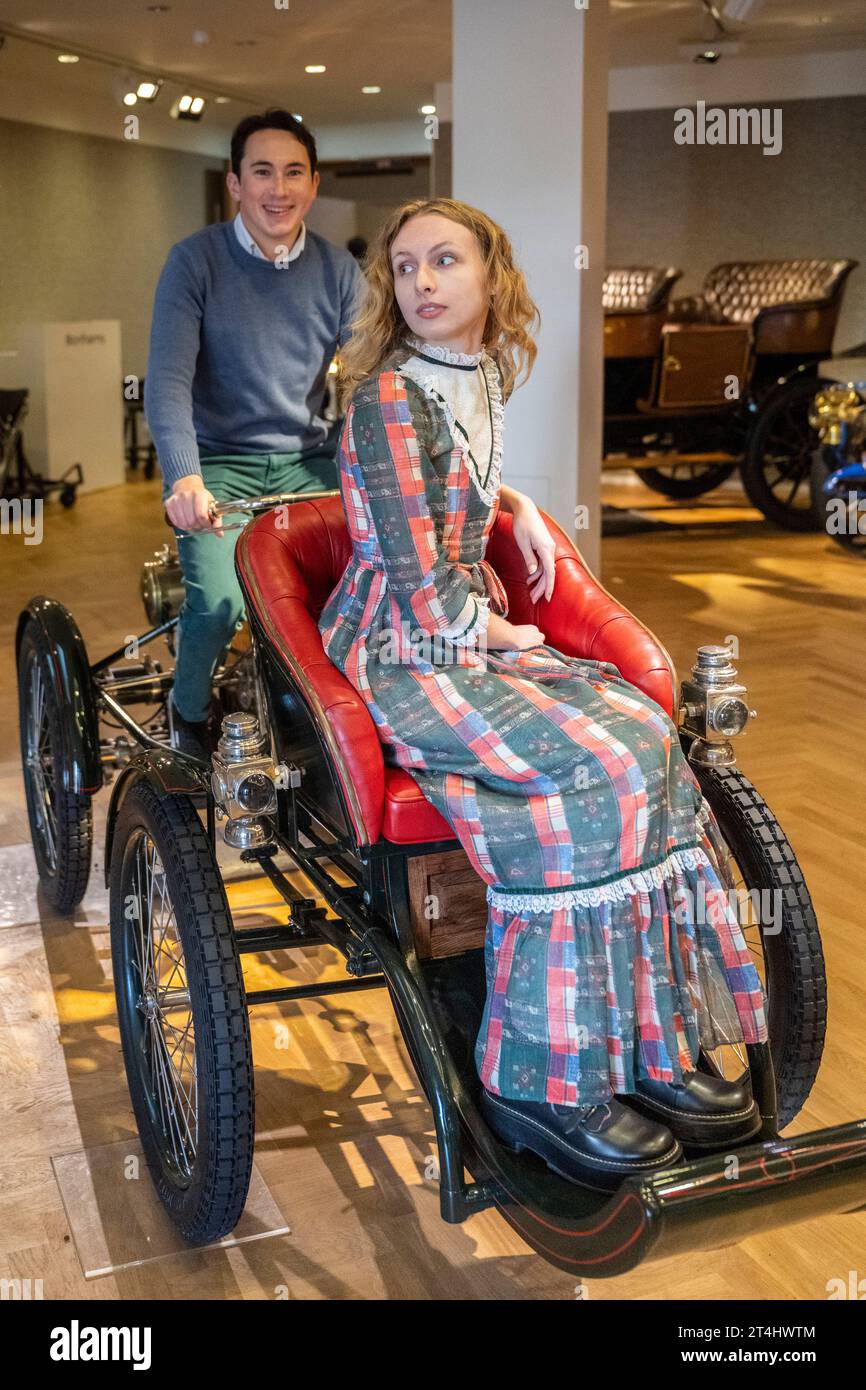 Londra, Regno Unito. 31 ottobre 2023. I membri del personale di un quadricilino monocilindrico De Dion Bouton da 275 cc del 1900, stima: £50,000-£60,000, in anteprima per la promozione Bonhams Cars Golden Age of Motoring sale. Dei 31 veicoli offerti in vendita, 21 sono pre-1905 e possono partecipare alla London to Brighton Vintage Car Run. La vendita ha luogo il 3 novembre presso le gallerie Bonhams New Bond Street. Crediti: Stephen Chung / Alamy Live News Foto Stock