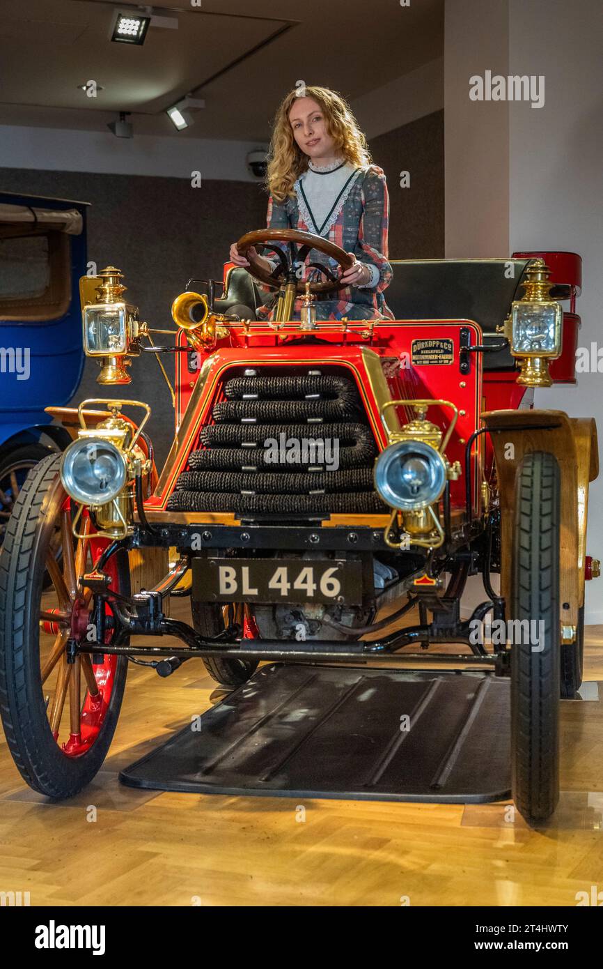 Londra, Regno Unito. 31 ottobre 2023. Un membro dello staff con un Tonneau a doppio cilindro da 1901 Dürkopp 8 CV, stima: £ 140.000 - £ 160.000, in anteprima per la vendita Bonhams Cars Golden Age of Motoring sale. Dei 31 veicoli offerti in vendita, 21 sono pre-1905 e possono partecipare alla London to Brighton Vintage Car Run. La vendita ha luogo il 3 novembre presso le gallerie Bonhams New Bond Street. Crediti: Stephen Chung / Alamy Live News Foto Stock